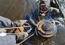 У Харківській області водолази виловили реактивний снаряд із дна озера