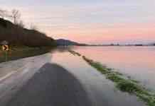 На заході Канади оголосили НП через спричинені зливами повені