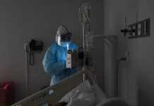 Сінгапур відмовляється безкоштовно лікувати невакцинованих COVID-хворих