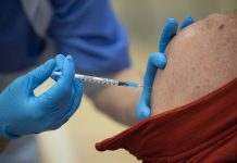 Британців закликають поспішити з бустерами, щоб уникнути різдвяних обмежень