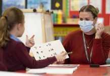 В Британії ввели масковий режим для навчальних закладів