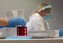 У Британії хочуть запровадити обов’язкову COVID-вакцинацію для медиків