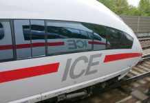 У Німеччині трьох пасажирів поїзда поранили ножем