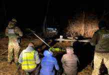 Намагалися катапультувати сигарети до Румунії: на кордоні України затримали контрабандистів