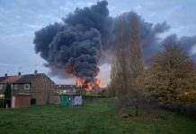 В Британії сталася пожежа на пластиковому заводі. Місцевим радять зачинити вікна та двері