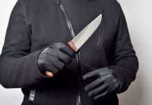 У Дніпрі кур’єру довелося стріляти, щоб зупинити клієнта з ножем