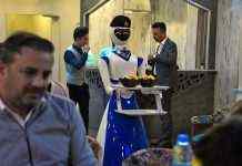 В іракському ресторані офіціантів замінили роботи