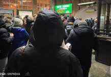 Снігопад у Києві: у столичному метро утворилися черги