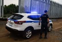 Штрафував інших за той самий злочин: у Греції покарали поліцейського за відсутність маски