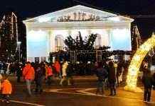 В Україні впала третя за тиждень новорічна ялинка. Цього разу в Маріуполі