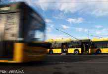 У Києві припаркований автомобіль заблокував рух тролейбусів: список рейсів