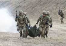 На Донбасі в результаті ворожого обстрілу важко поранені двоє військових