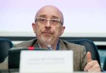 Без оружия и на законных основаниях: Резников о корабле ВМС у Керченского пролива