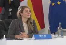 Глава МЗС Канади захворіла коронавірусом