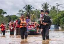У Малайзії десятки тисяч людей евакуювали через повені