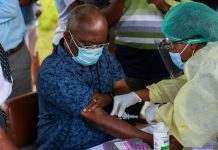 Не тільки для медпрацівників: у ПАР почали робити бустерну вакцину всім охочим