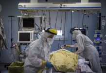 “Омікрон” показує, що пандемія не закінчилася після року вакцинації, – регулятор США