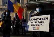 Проти посилення карантину: у Румунії сотні людей вийшли на протест
