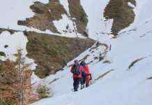 У Карпатах загубилися три чоловіки на снігоходах. Їх шукають другий день