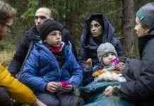 Мігранти знову намагалися прорвати кордон Польщі. Силовиків закидали камінням