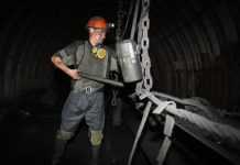 Під землею понад 100 людей. У Росії сталася пожежа на шахті