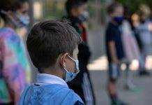 У Британії школярів зобов’язали після канікул носити маски через “Омікрон”