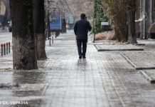 Дощі, мокрий сніг та +11: погода на завтра