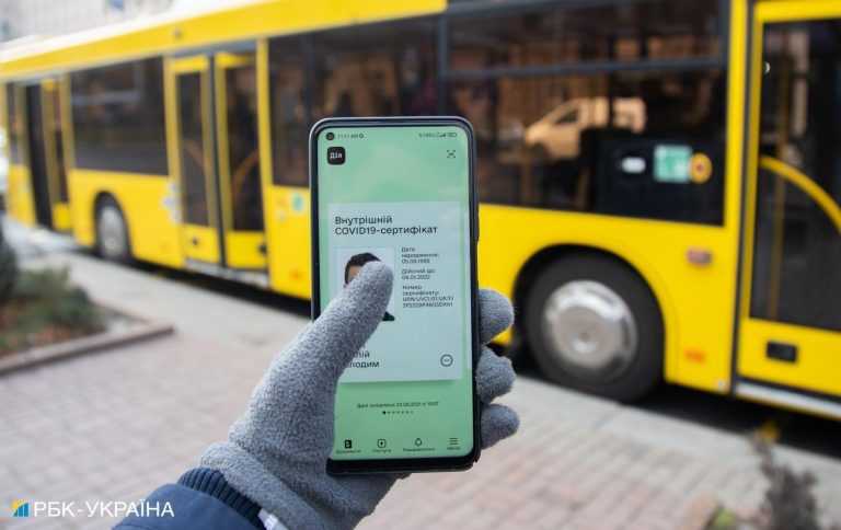Термін дії COVID-сертифікату скоротили: як його продовжити