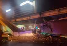 У центрі Мінська впав пішохідний міст: момент обвалення потрапив на відео