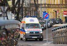 Намагаються врятувати око: у Польщі українцю влучили петардою в обличчя