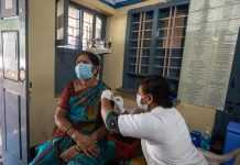 Індія посилила обмеження та вакцинацію через сплеск COVID-19