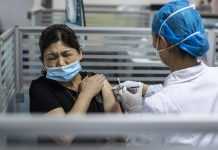 Китай вакцинував від COVID майже 90% населення