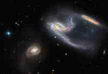 Hubble виявив три галактики, що стикаються