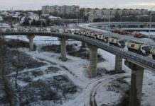 У Запоріжжі 30 заповнених вантажівок перевірили новий вантовий міст