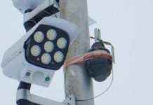 Під Одесою чоловік повісив муляжі гранат на електроопори