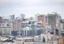 У Києві під час візиту генсека ООН пролунали вибухи. Над одним з районів хмара диму