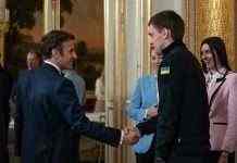 Макрон зустрівся з мером Мелітополя, якого звільнили з російського полону