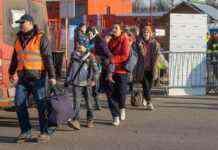 Польща хоче продовжити термін виплати допомоги українським біженцям