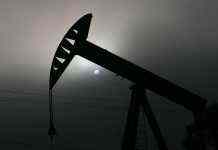 Ціни на нафту продовжують знижуватися після рекордного за два роки обвалу