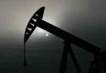 Нафта дешевшає через скорочення попиту