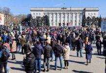 Світлошумові гранати та сльозогінний газ. Окупанти в Херсоні розігнали мирний мітинг