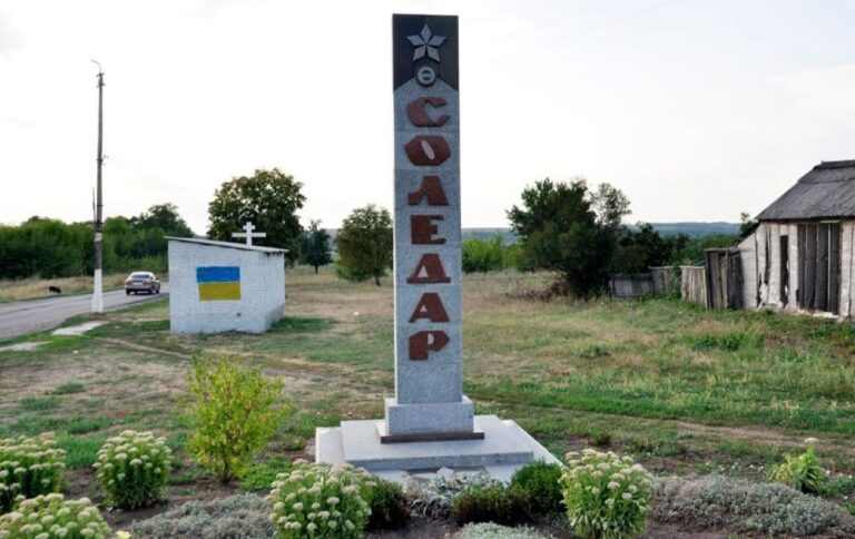 У Соледарі прогримів сильний вибух. Над містом стовп чорного диму