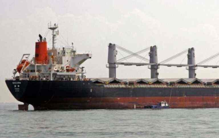 Російське судно з краденим українським зерном потрапило на супутниковий знімок