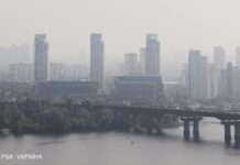 Київ через пожежі на торфовищах затягнуло димом. Людей просять закрити вікна