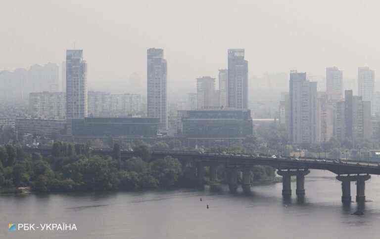 Київ через пожежі на торфовищах затягнуло димом. Людей просять закрити вікна