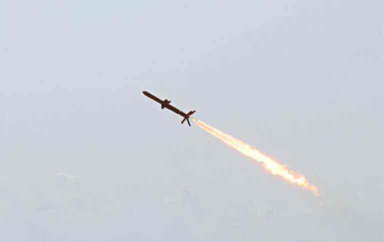 В Одесі від ракетного удару загорівся торговий центр. На місці працюють рятувальники