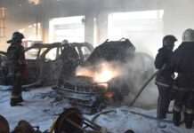 Під Харковом спалахнули гаражі через ворожий обстріл