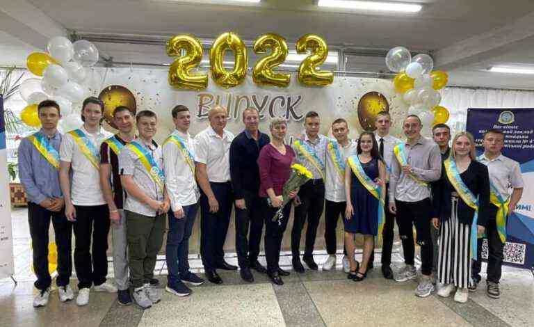 26 травня в дитячо-юнацькій спортивній школі №4 привітали випускників 2022 року