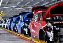 Збирати полуницю. Робітникам російського заводу Kia запропонували альтернативну роботу