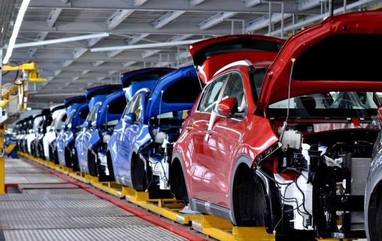 Збирати полуницю. Робітникам російського заводу Kia запропонували альтернативну роботу